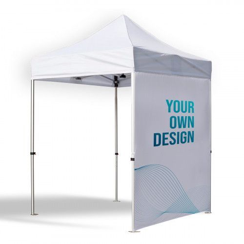 Tenda a baldacchino bianca a montaggio rapido con pannello laterale recante la scritta "IL TUO DESIGN" su sfondo bianco.