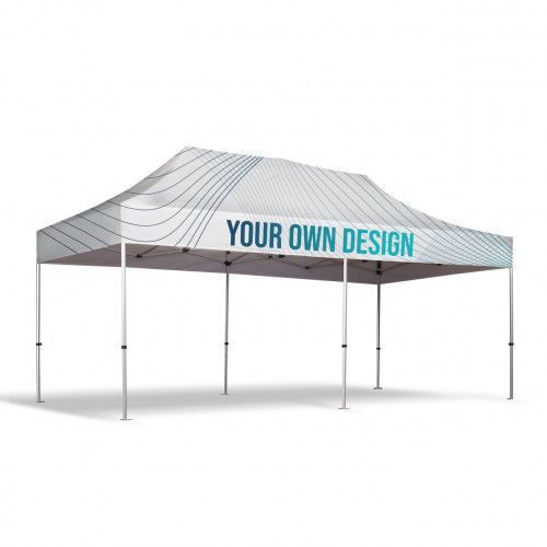 Tenda a baldacchino bianca con la scritta personalizzata "IL TUO DESIGN" stampata sul drappeggio, mostrata su sfondo neutro.