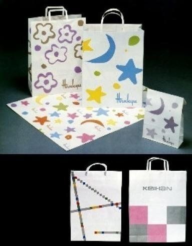 Sacchetti regalo decorativi e carta da regalo coordinata con disegni colorati di stelle, fiori e lune.