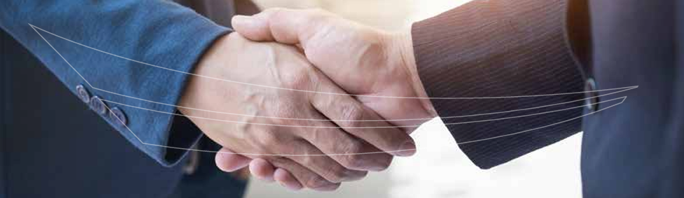 Due persone in giacca e cravatta si stringono la mano.