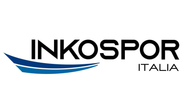 Logo IN KOSPOR ITALIA: testo nero con swoosh blu; parola