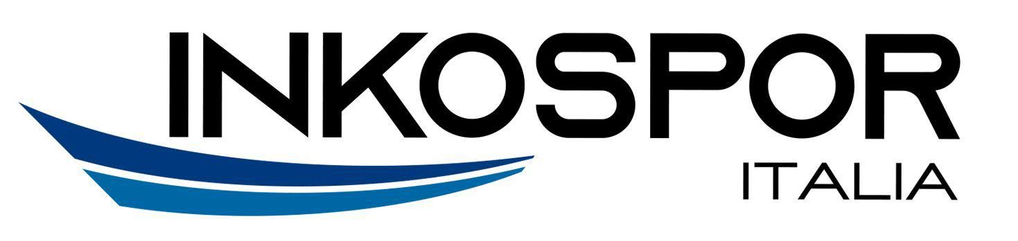 Logo IN KOSPOR ITALIA: testo nero con swoosh blu; parola 