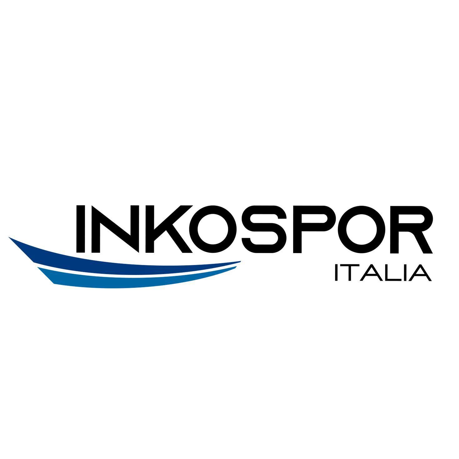 Logo IN KOSPOR ITALIA: testo nero con swoosh blu; parola
