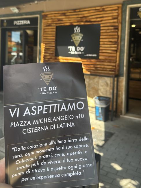 Una persona con in mano un volantino del ristorante