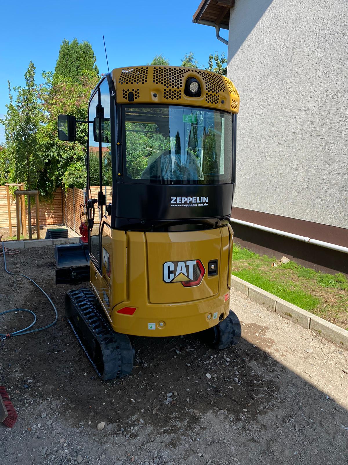 Minibagger bei Arbeiten an Einfahrten
