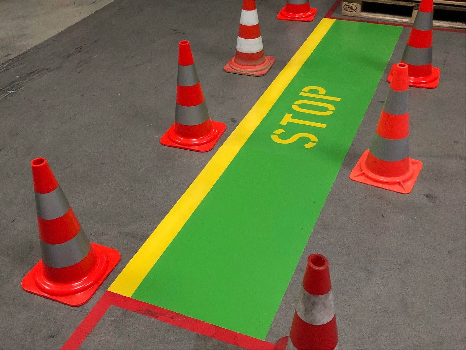 Eine grün-gelbe Linie mit dem Wort „Stop“ darauf