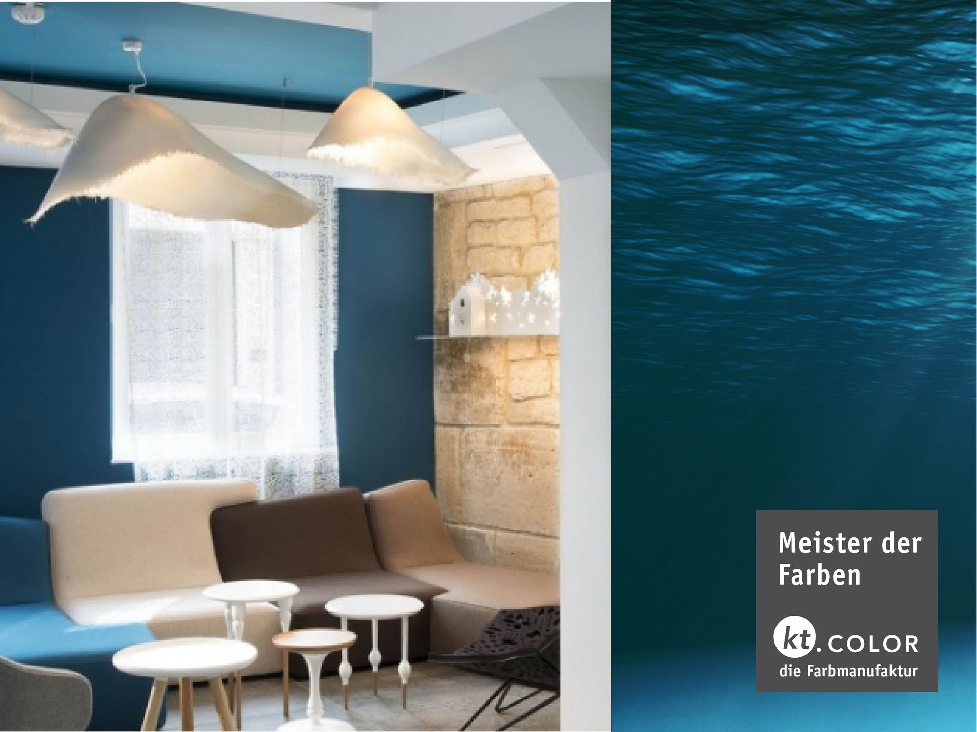 Ein Wohnzimmer mit blauen Wänden und einer Couch