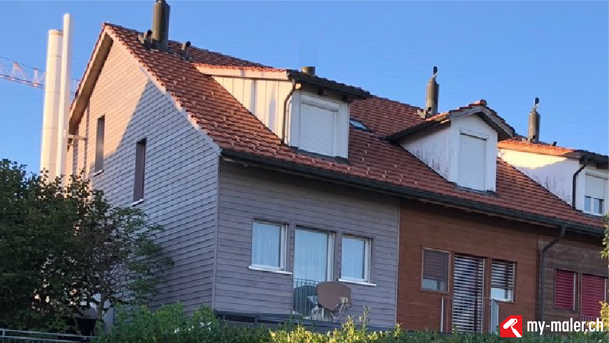 Ein Backsteinhaus mit einem roten Ziegeldach und einem Schornstein.