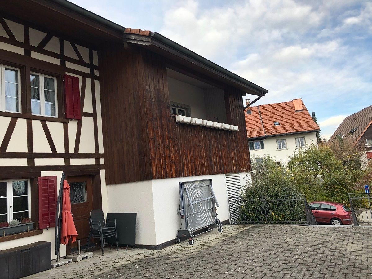 Ein Haus mit einem davor geparkten roten Auto