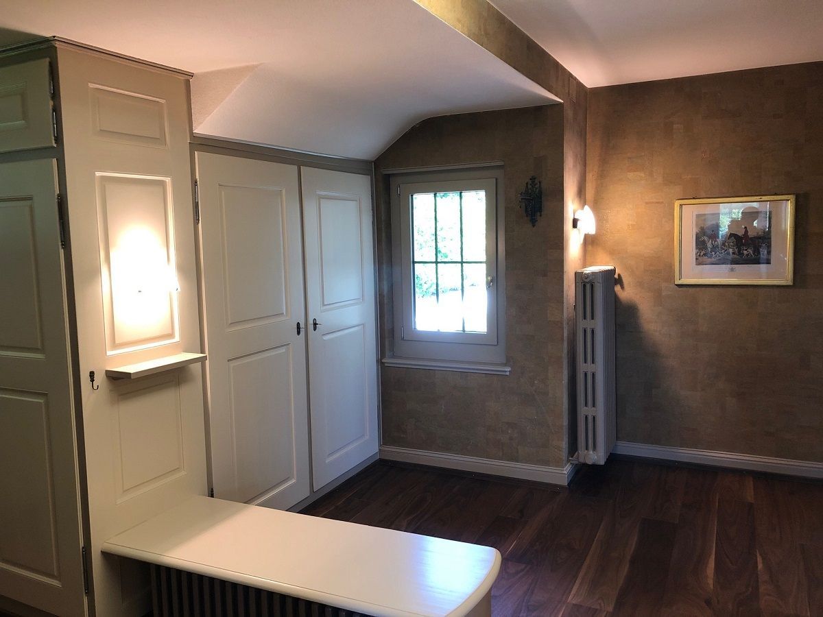 An der Wand über dem Fenster im Zimmer hängt ein Bild.