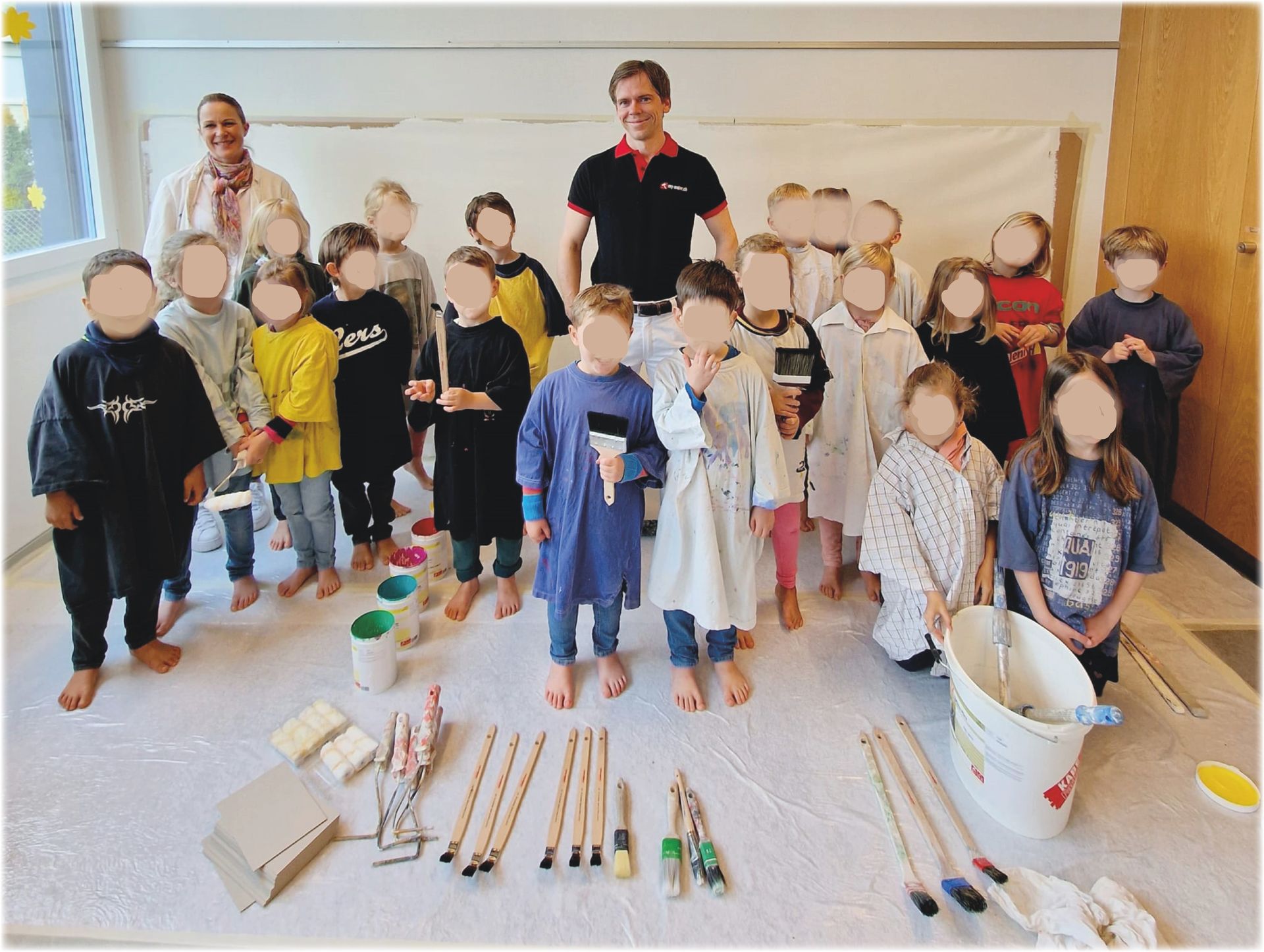 Eine Gruppe von Kindern posiert für ein Foto, ihre Gesichter sind unscharf