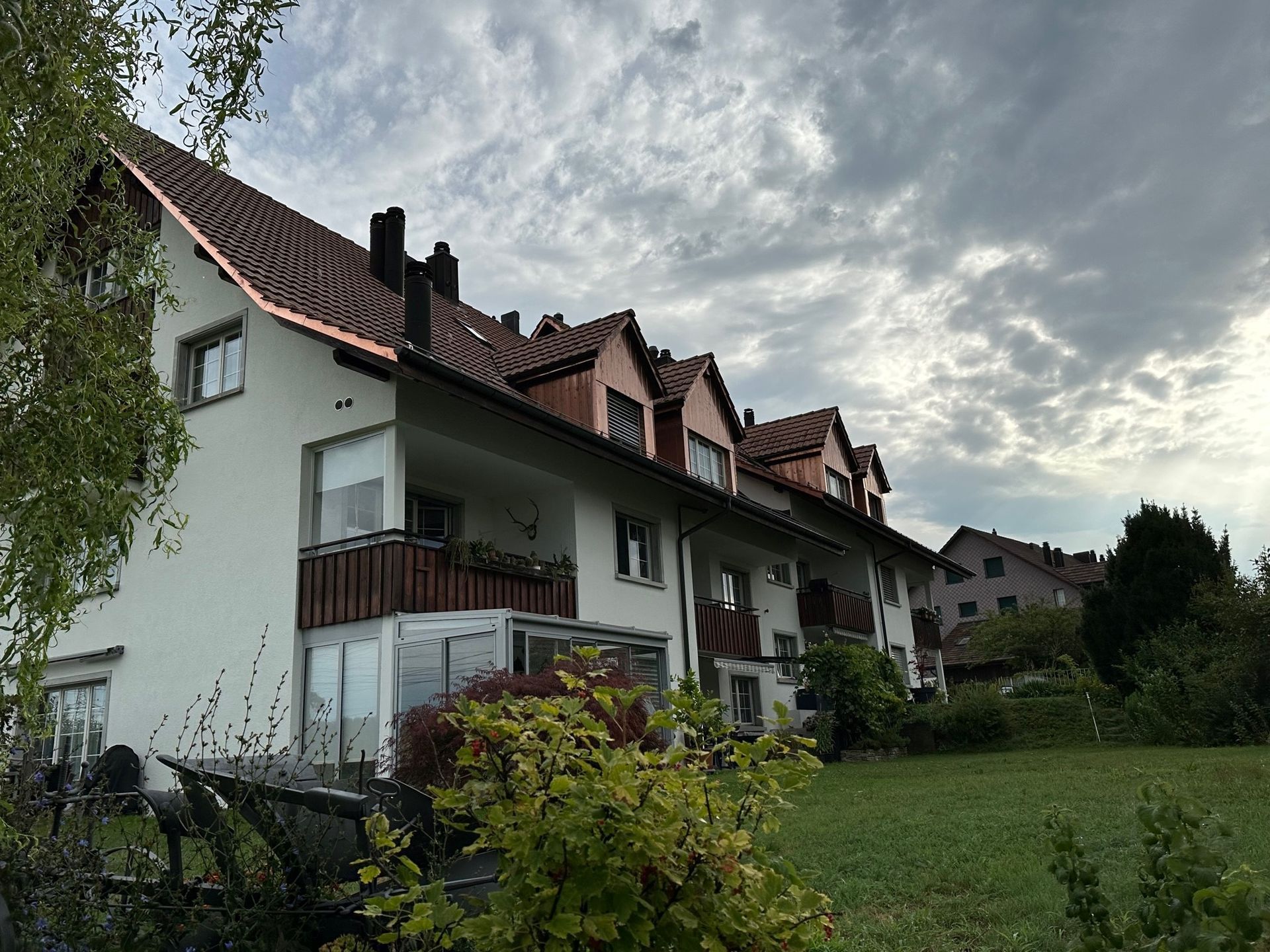 In einem Wohngebiet stehen mehrere Häuserzeilen nebeneinander.