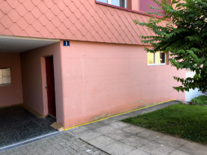 Ein rosa Gebäude Fassade