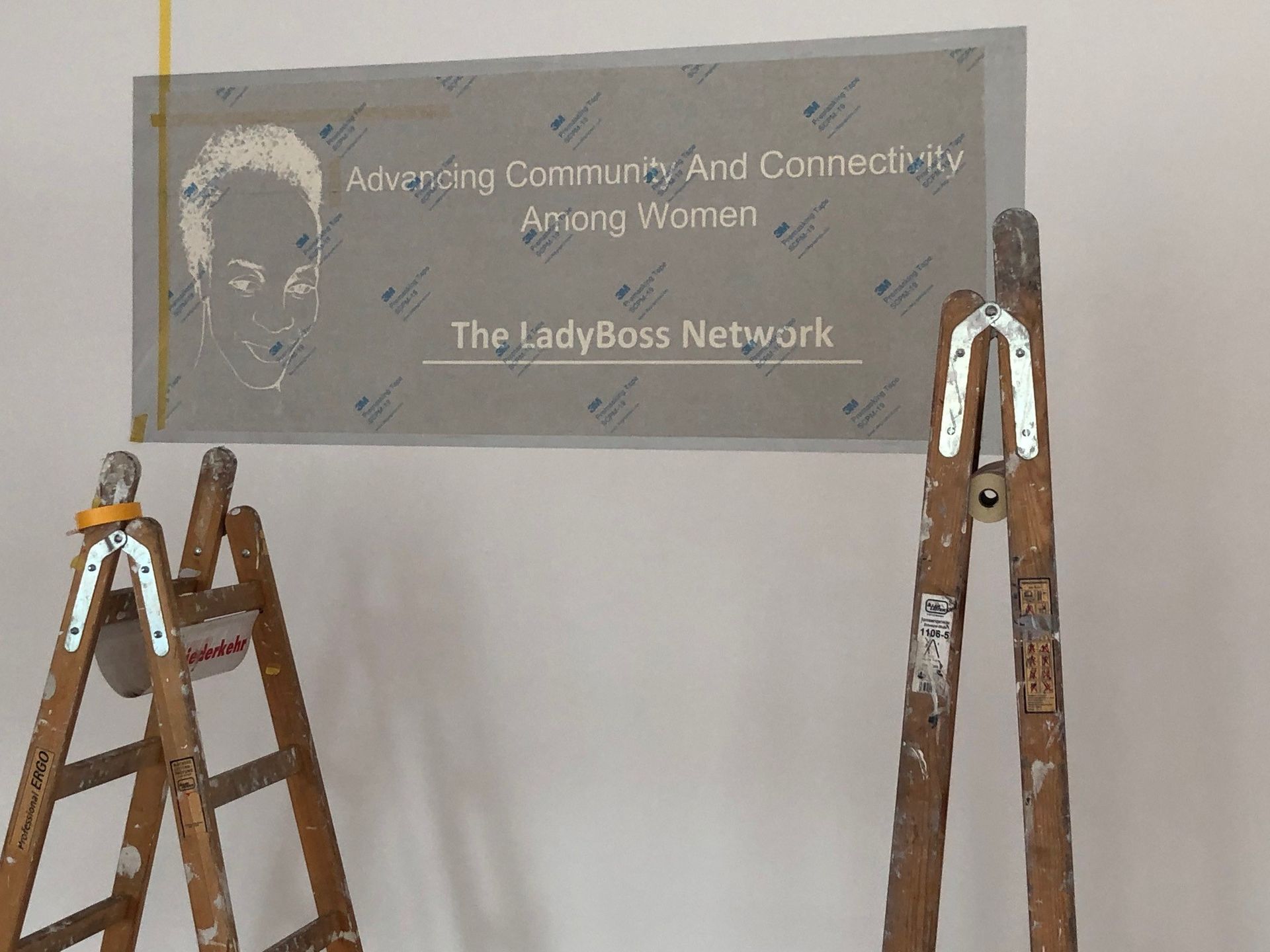Ein Schild mit der Aufschrift „Lady Boss Network“ darauf