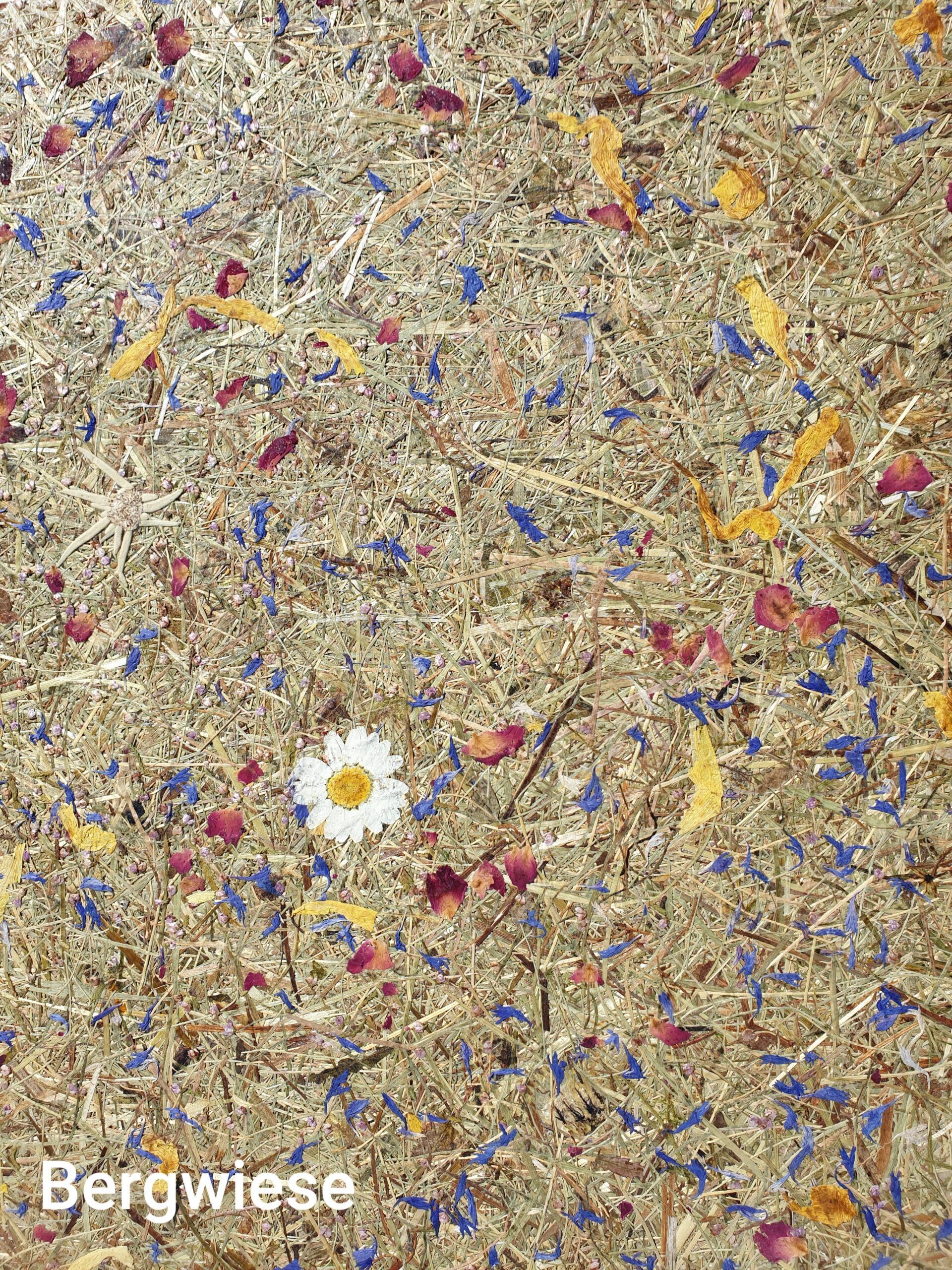 Eine Nahaufnahme eines Heuhaufens mit Blumen darauf.
