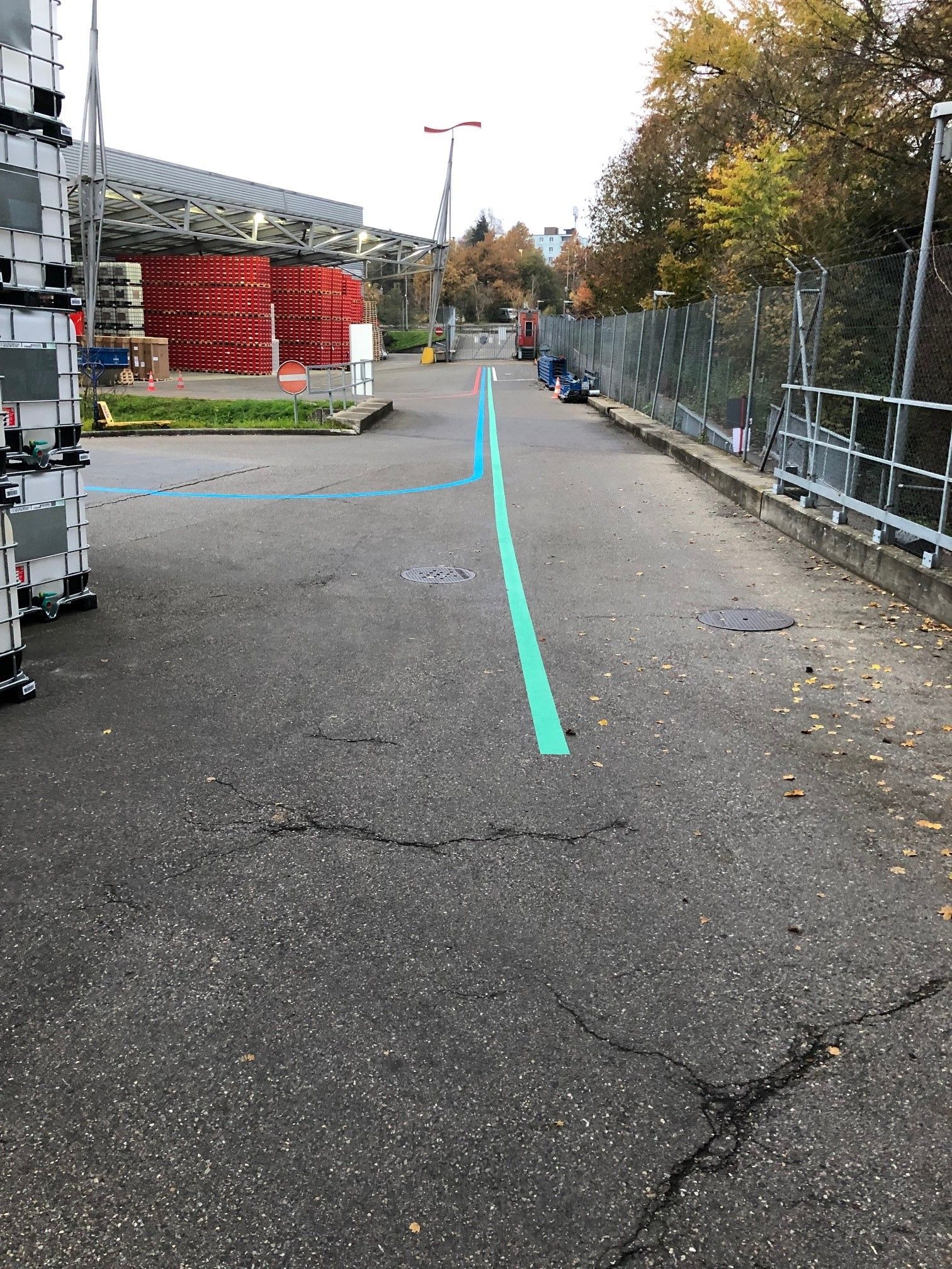 An den Strassenrand ist eine grüne Linie gemalt.