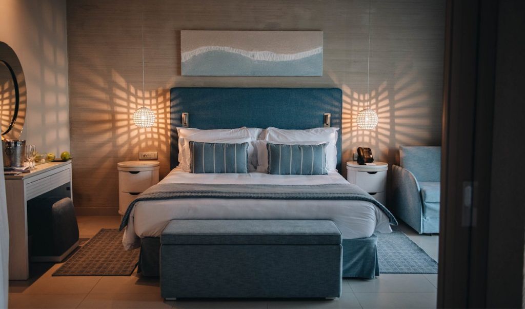 Ein Hotelzimmer mit einem Kingsize-Bett und einer Bank.