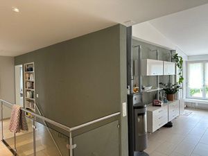 Es gibt eine Treppe, die in den zweiten Stock eines Hauses führt.