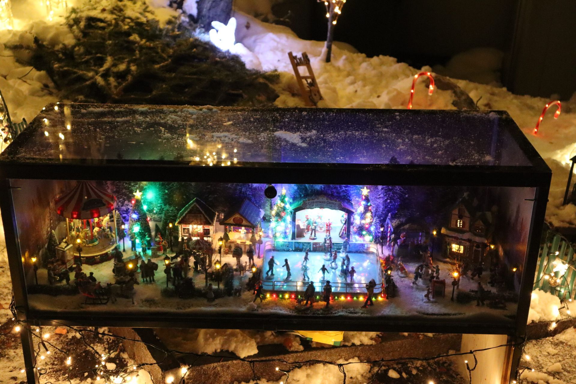 Eine Vitrine voller Weihnachtslichter und einer Weihnachtsszene.