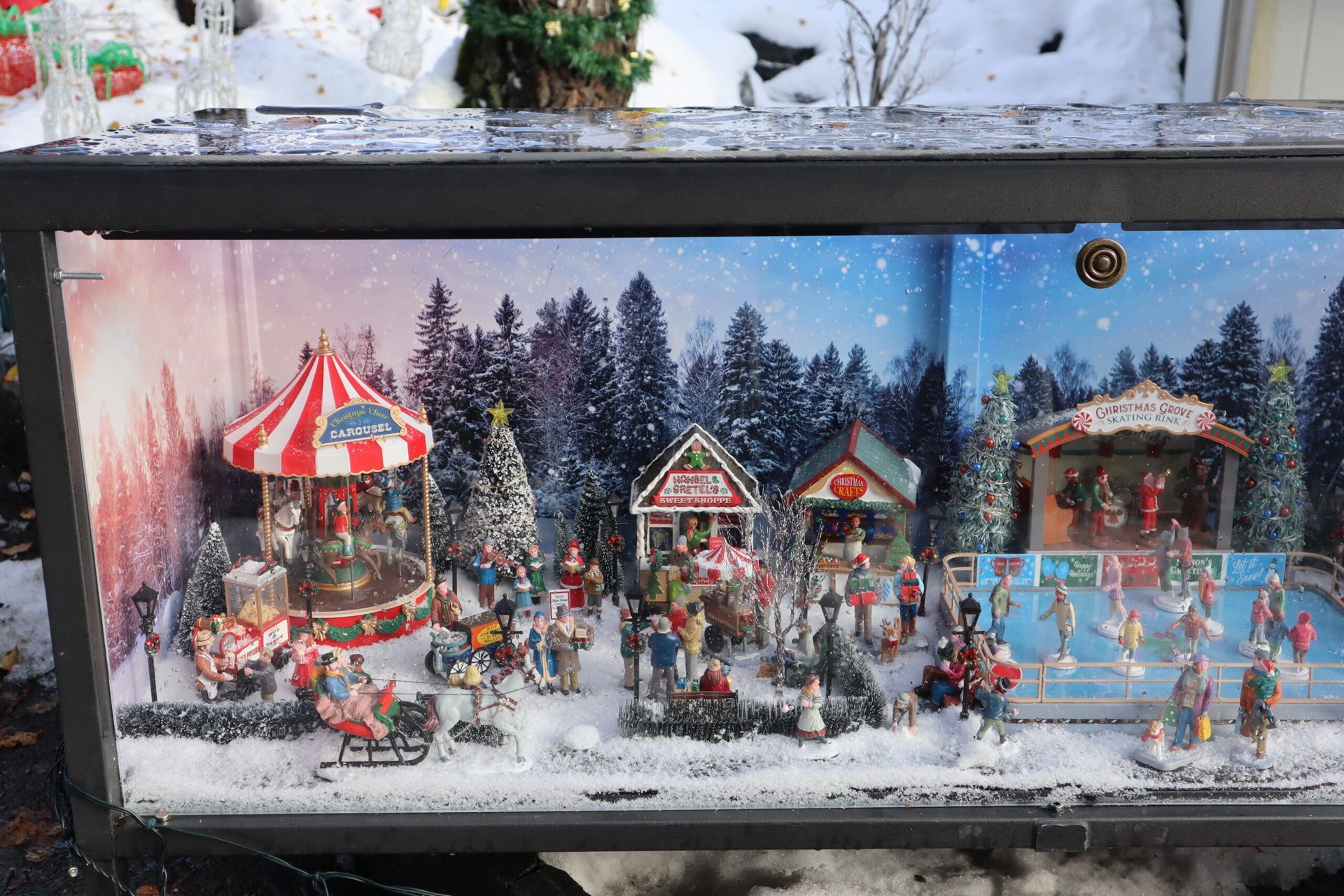 Eine Vitrine mit einer Weihnachtsszene darin