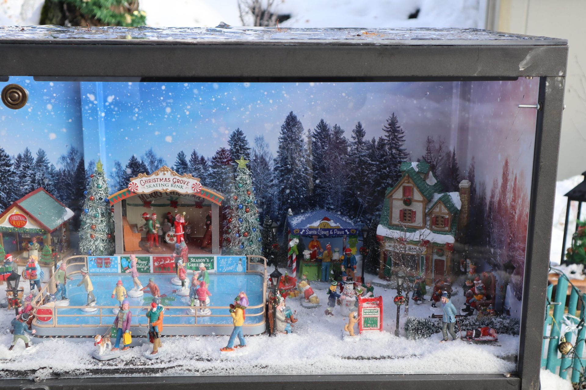 Eine Schachtel mit einer Weihnachtsszene darin