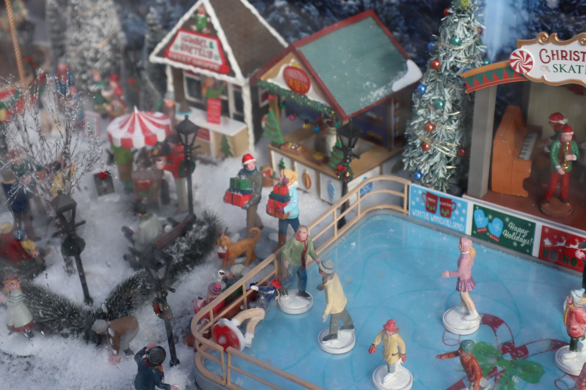 Eine Weihnachtsszene mit Leuten, die auf einer Eisbahn Schlittschuh laufen