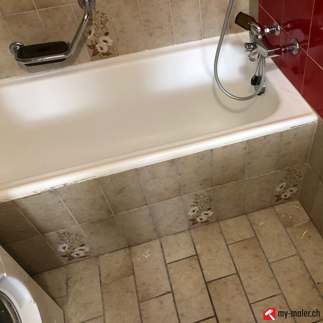 Ein Badezimmer mit Badewanne und Toilette