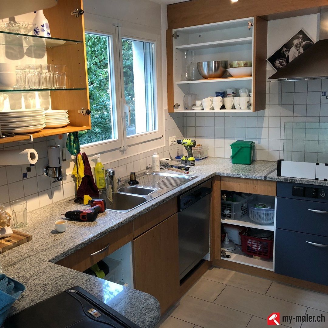 Eine Küche mit Spüle, Herd und Fenster
