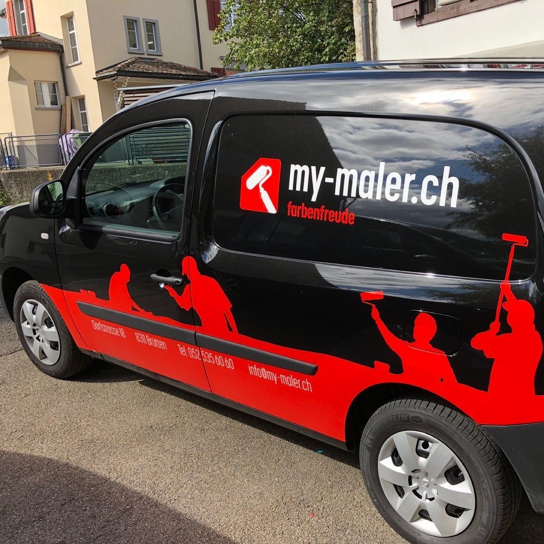 Ein schwarz-roter Lieferwagen mit der Aufschrift my-maler.ch