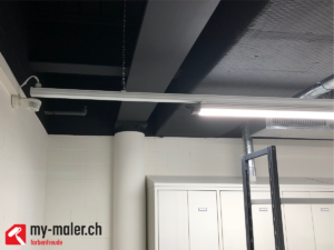 Ein Raum mit weissen Schliessfächern und einem Schild mit der Aufschrift my-maler.ch