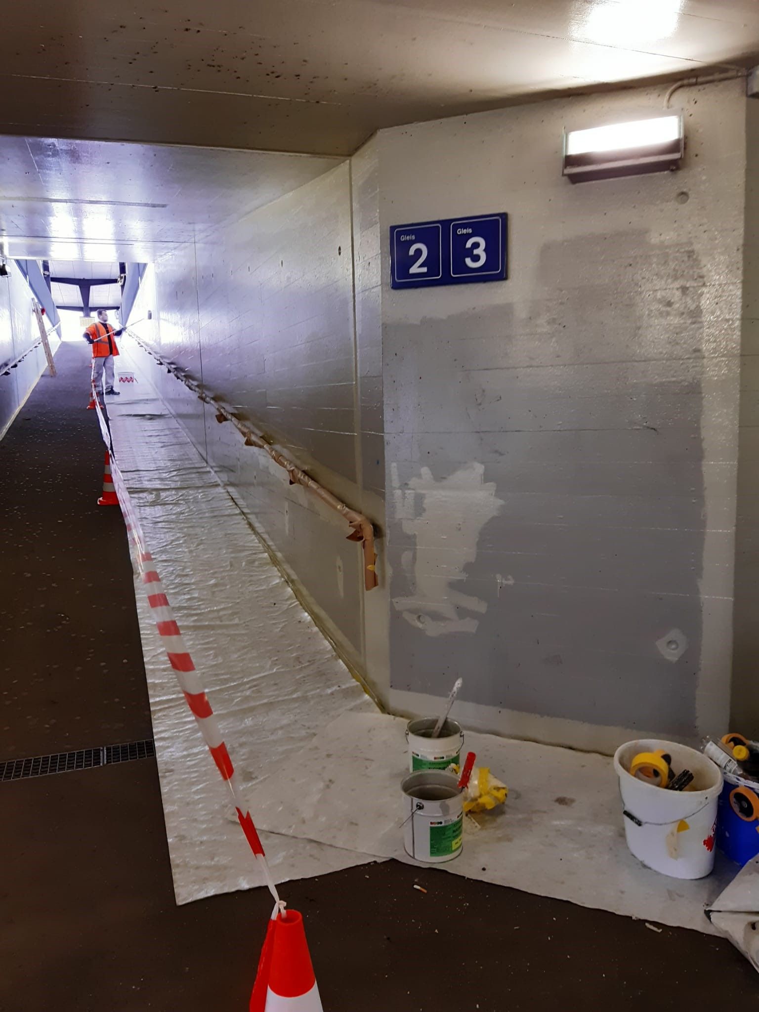 Malerarbeiten in einem Bahnuntergang