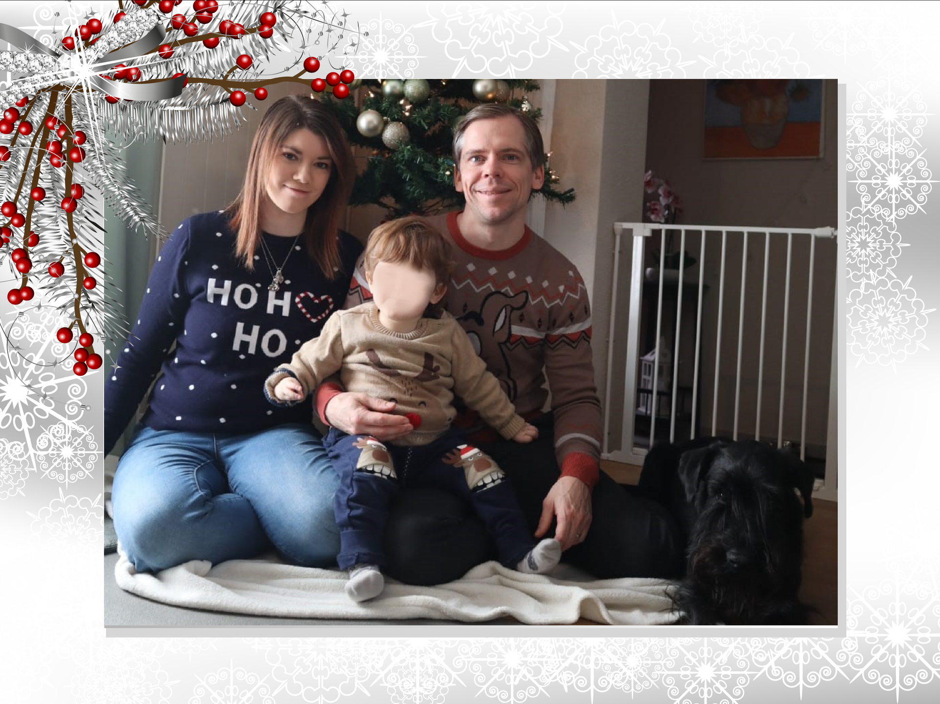 Eine Familie posiert für ein Foto vor einem Weihnachtsbaum.