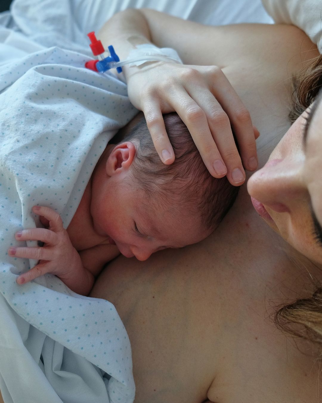 Mamá en contacto piel con piel con su bebé relactación y conexión piel con piel entre mamá y bebé