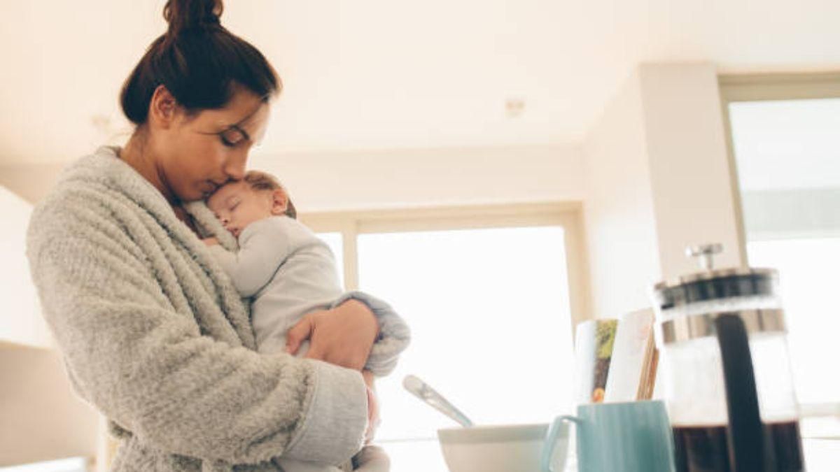 mama amamantando a su bebe de forma segura