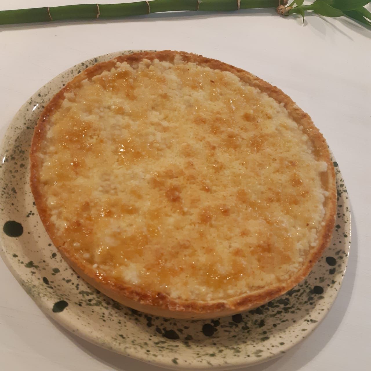 Tres platos horneados sobre una mesa, incluyendo una gran cazuela dorada en primer plano.