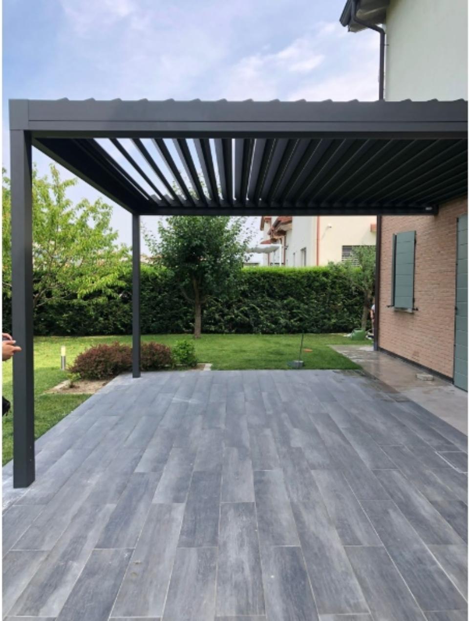 pergola bioclimatica con lamelle semi-aperte