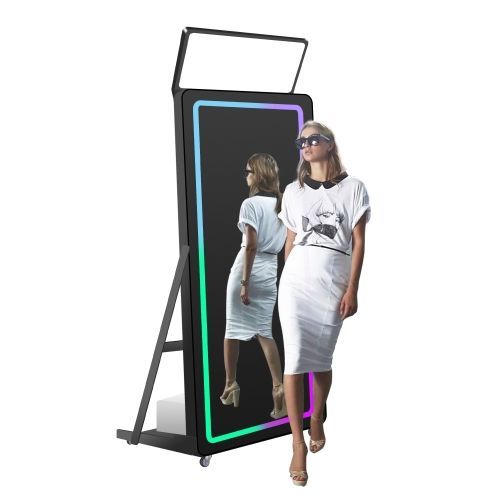 B&W Mirror Booth Experience