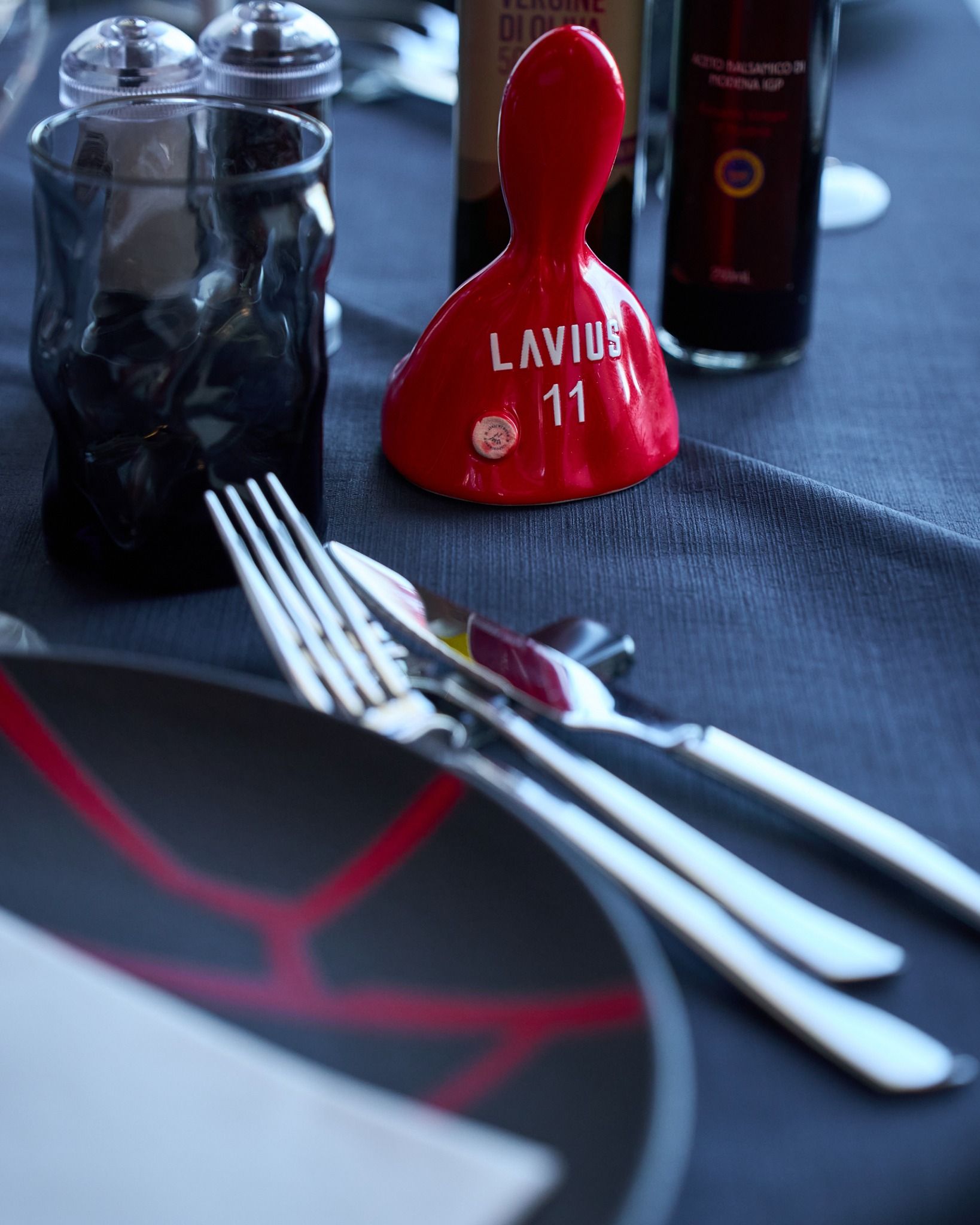 dettaglio tavolo ristorante con posate
