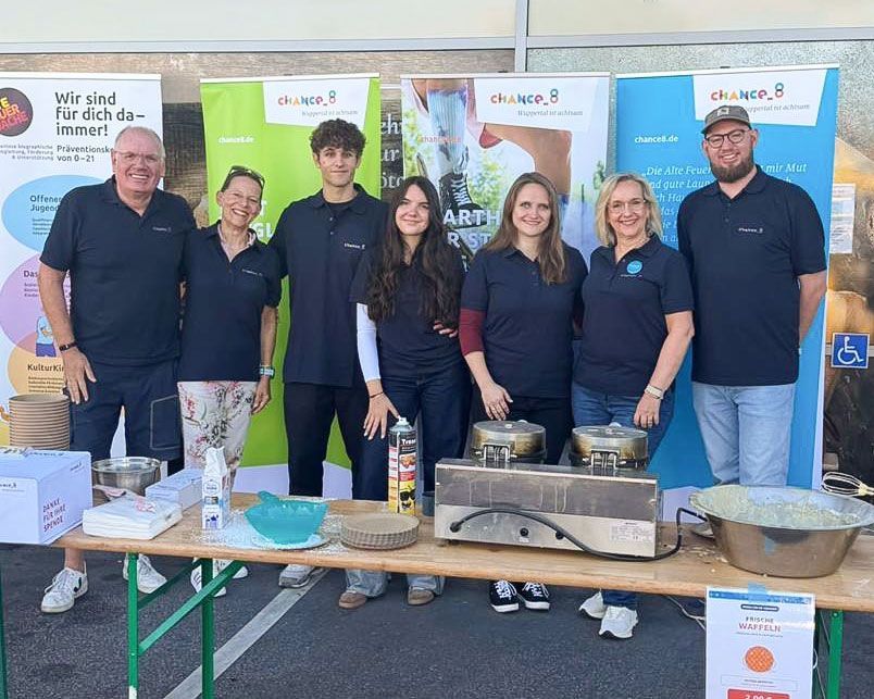 Das Team der Chance_8 und der Alten Feuerwache am Waffelstand beim Sommerfest EDEKA Billstein