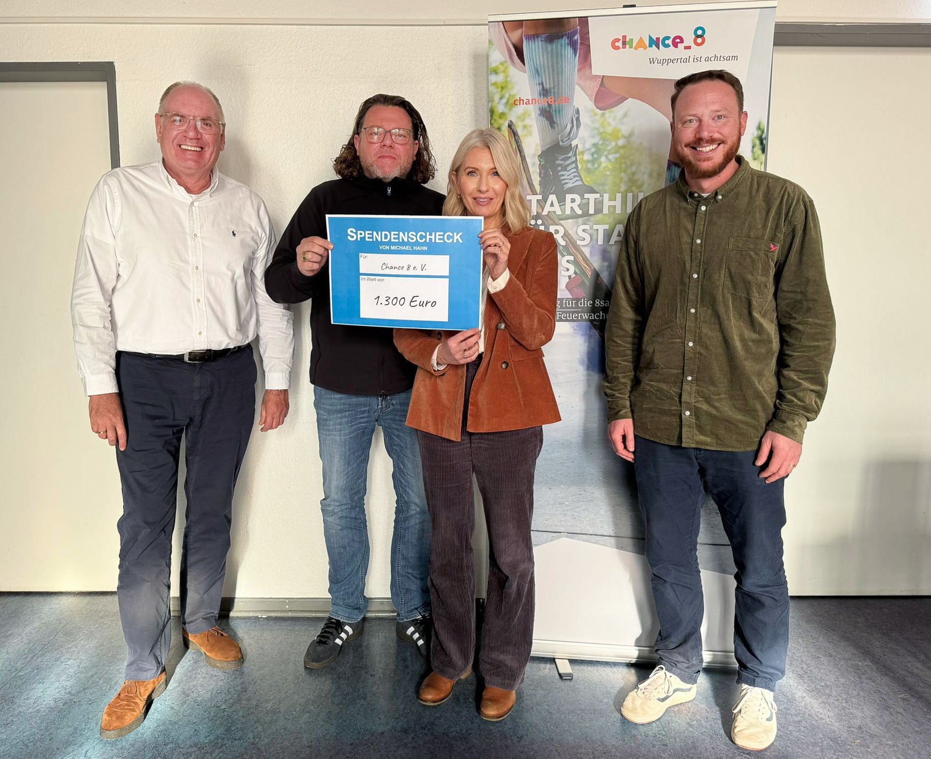 Michael Hahn (2. v. l.), Rainer Giehler (l.), Jana-Sophia Ihle und Vincent Utech (r.) bei der Spendenübergabe