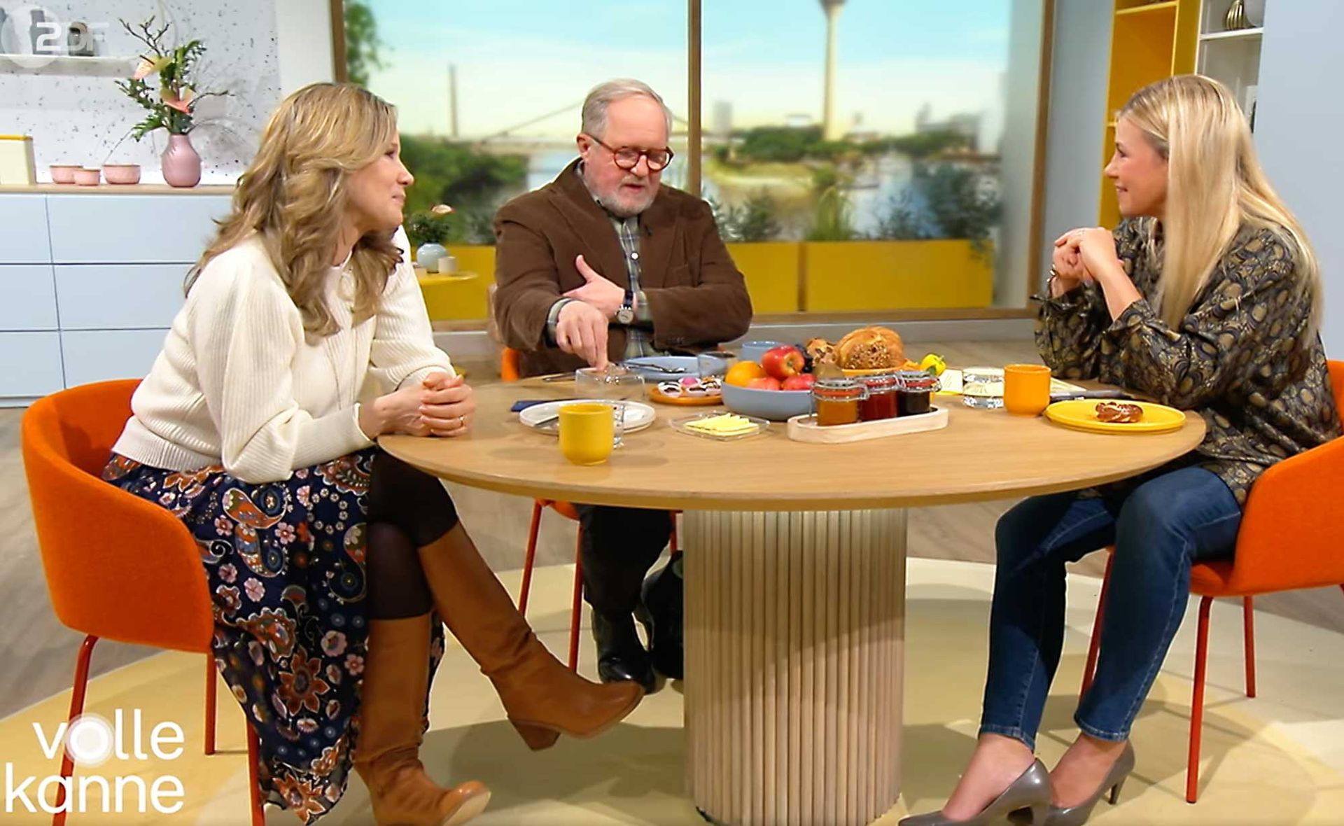 Ann-Kathrin Kramer, Harald Krassnitzer und Moderatorin Nadine Krüger sitzen am Frühstückstisch der ZDF-Sendung Volle Kanne