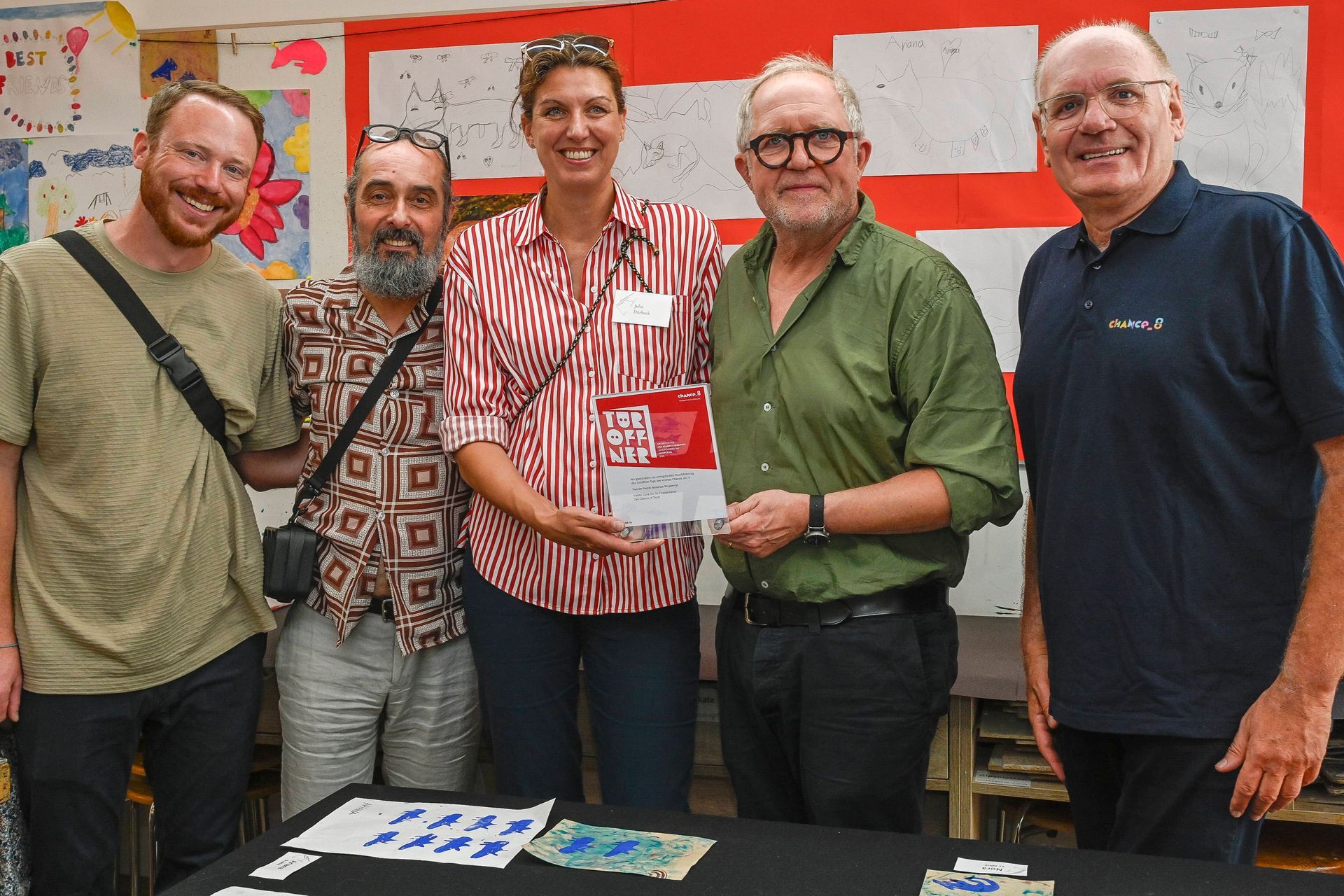 Überreichung der Türöffner-Auszeichnung (v. li.): Vincent Utech, Rob Fährmann, Julia Dürbeck, Harald Krassnitzer und Rainer Giehler (Foto: Andreas Fischer)