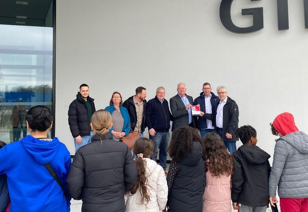 Überreichung der Türöffner-Auszeichnung vor dem GIRA-Gebäude