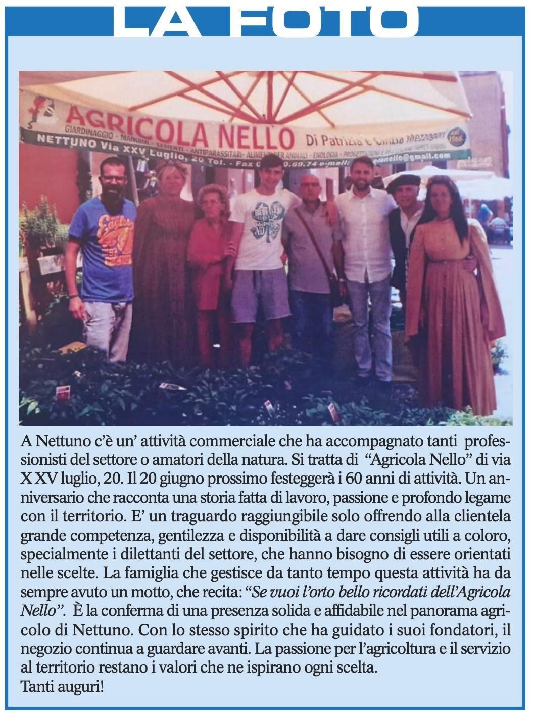 Gruppo di persone in piedi davanti a uno striscione durante un evento pubblico, con una didascalia in stile giornalistico 