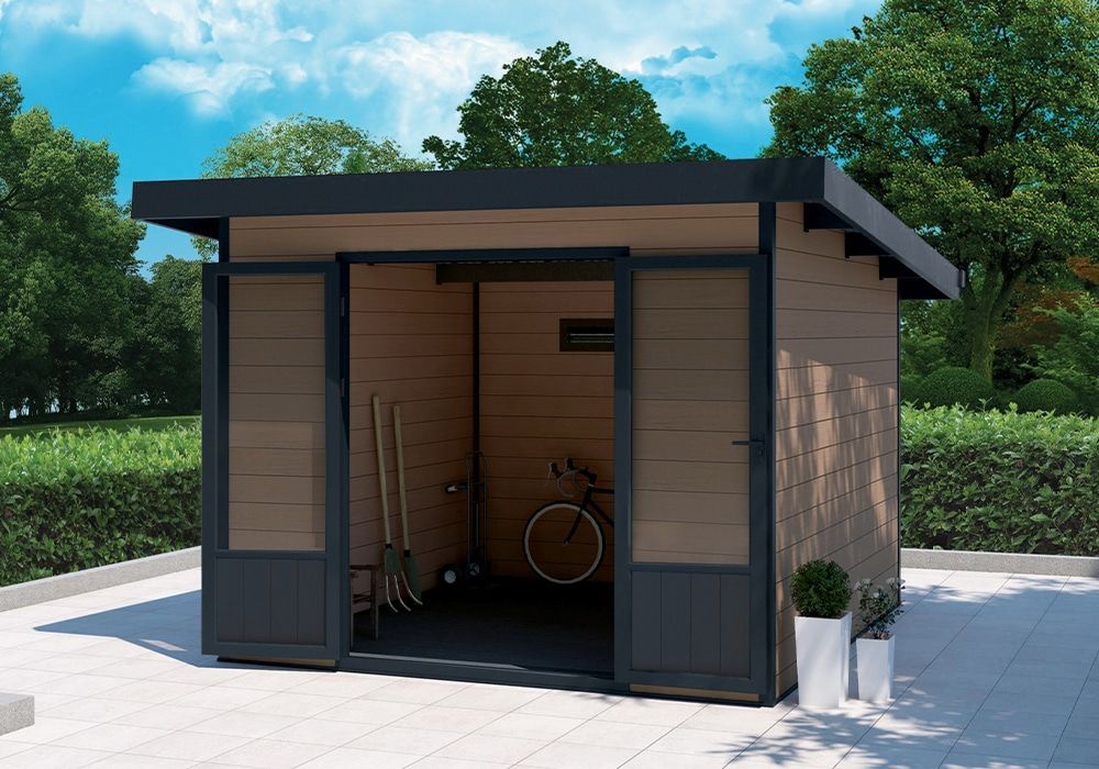 Un hangar en bois avec un vélo à l'intérieur.