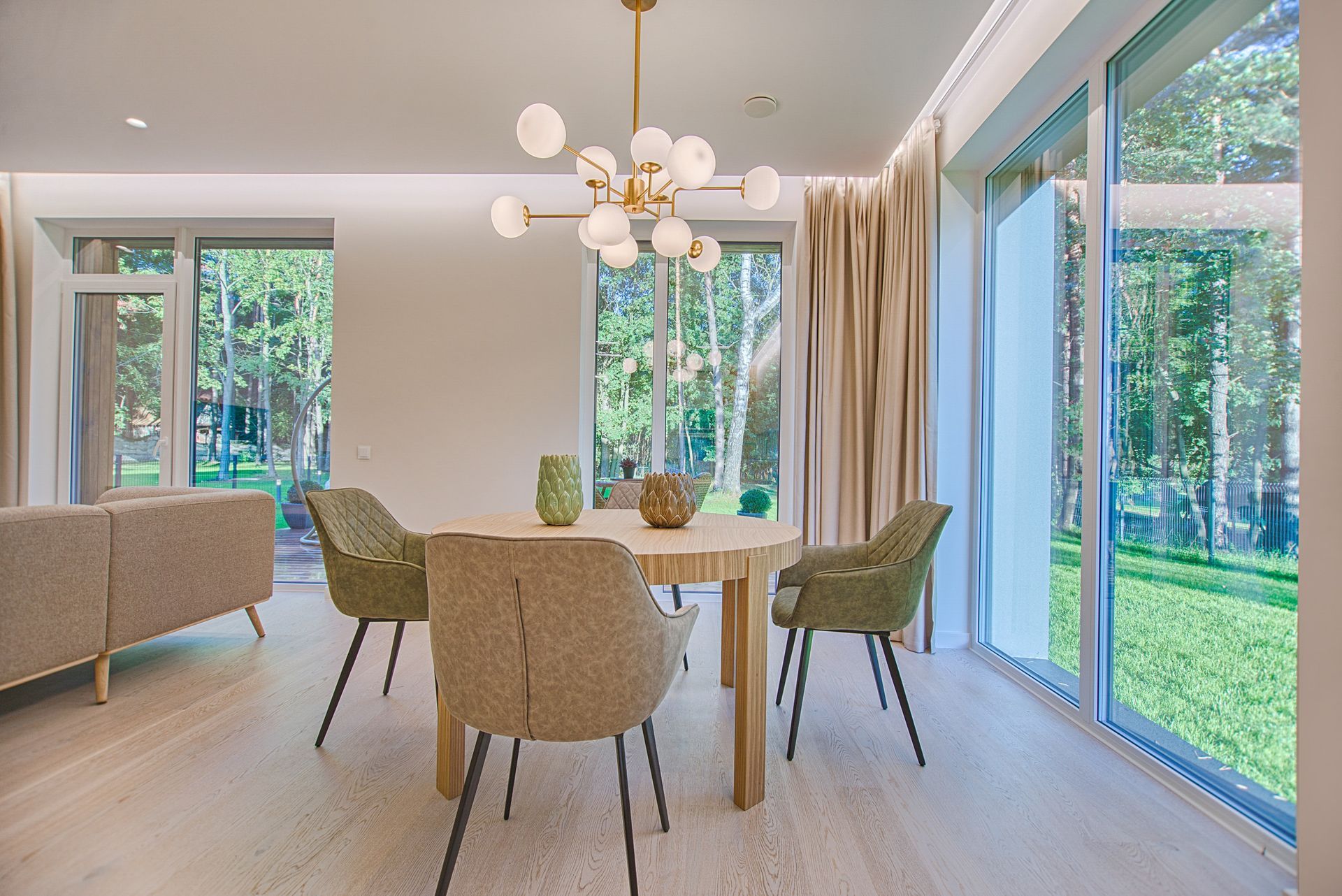 Un gros plan d'un escalier avec une balustrade blanche.