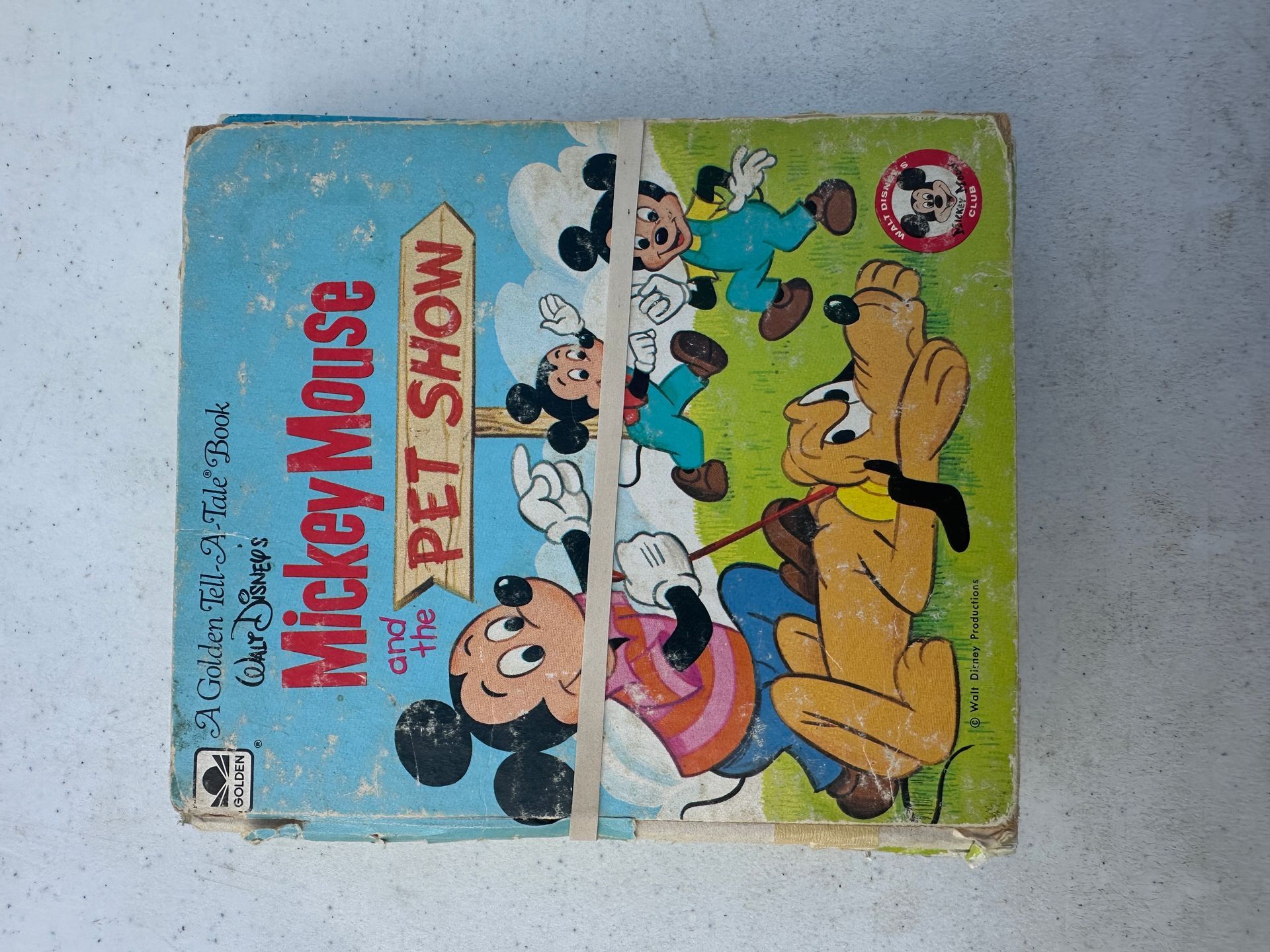 Mickey Mouse Pet Show comic cover with Mickey, Pluto, and other cartoon dogs on a green background