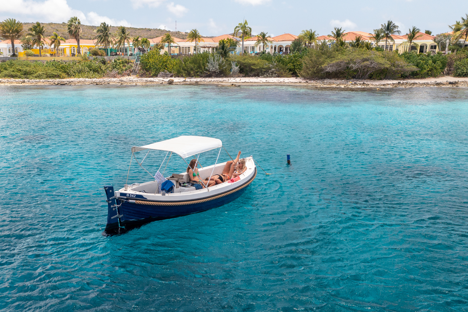 Blue Bay Bonaire Motorboat Rental Boats, droneshot of a blue motorboat on lightblue water of Bonaire.