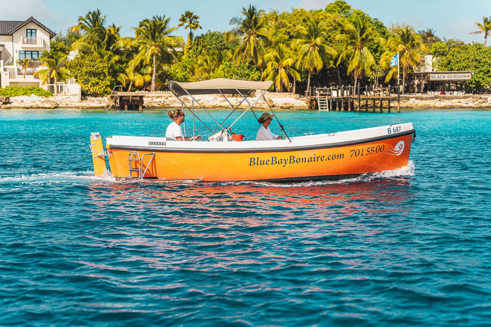 Blue Bay Bonaire Boot Verhuur Oranje sloep vaart over de Caribische Zee naar Klein Bonaire.