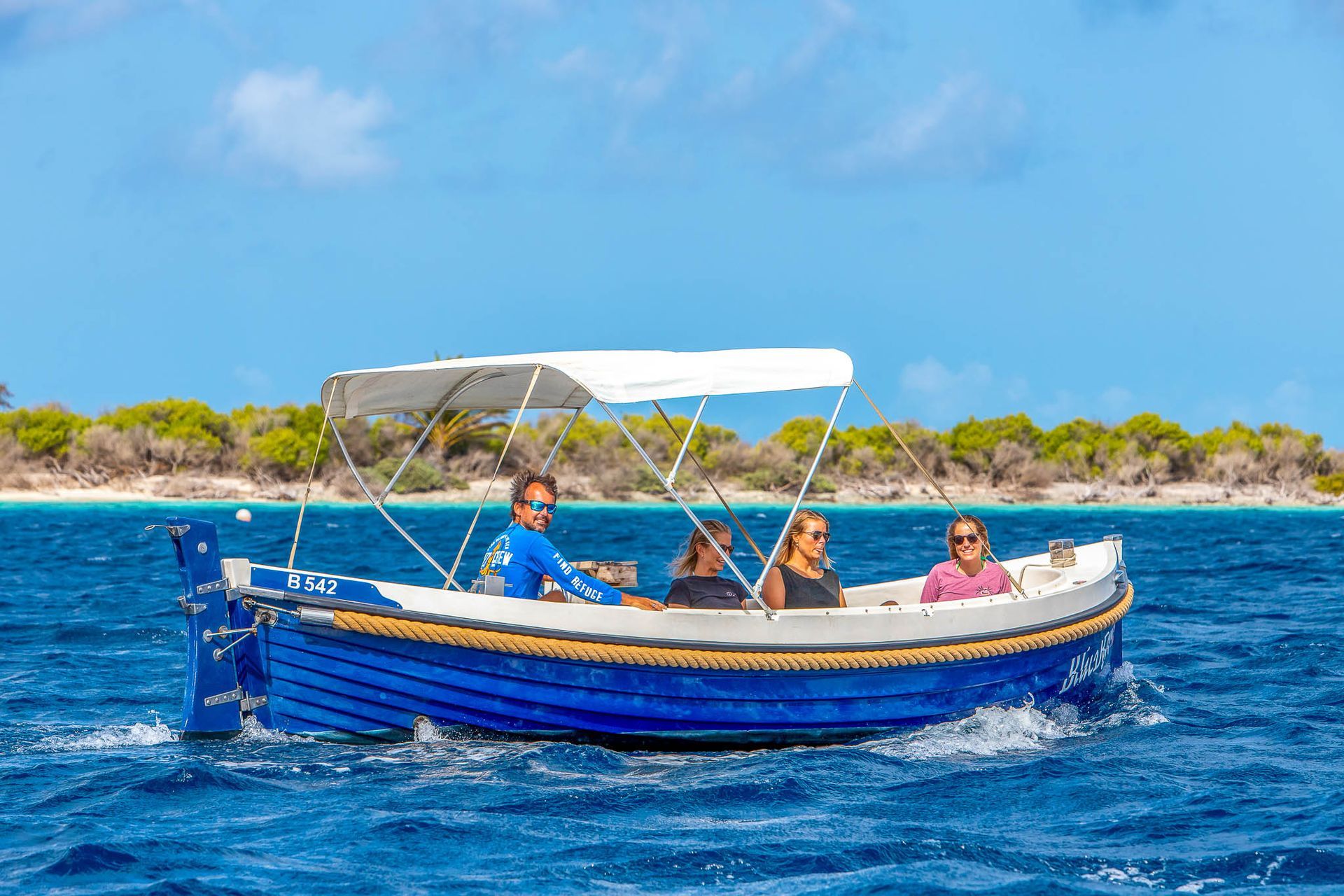 Blauwe sloep met snorkelaars – bootje huren Bonaire voor snorkelen